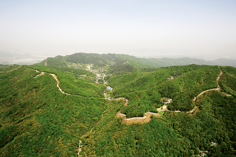 유네스코 세계유산위원회(WHC.World Heritage Committee)는 22일 아침 9시 35분 (한국시간 15시 35분) 카타르 도하 국립컨벤션센터(Qatar National Convention Centre)에서 열린 제38차 회의에서 한국이 신청한 남한산성에 대한 세계문화유산(World Cultural Heritage) 등재를 확정했다.