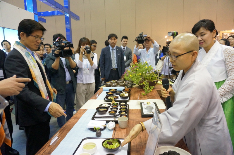 체험존에 마련된 한국불교문화사업단 부스에서 스님이 사찰음식을 김문수 경기도지사에게 소개하고 있다.