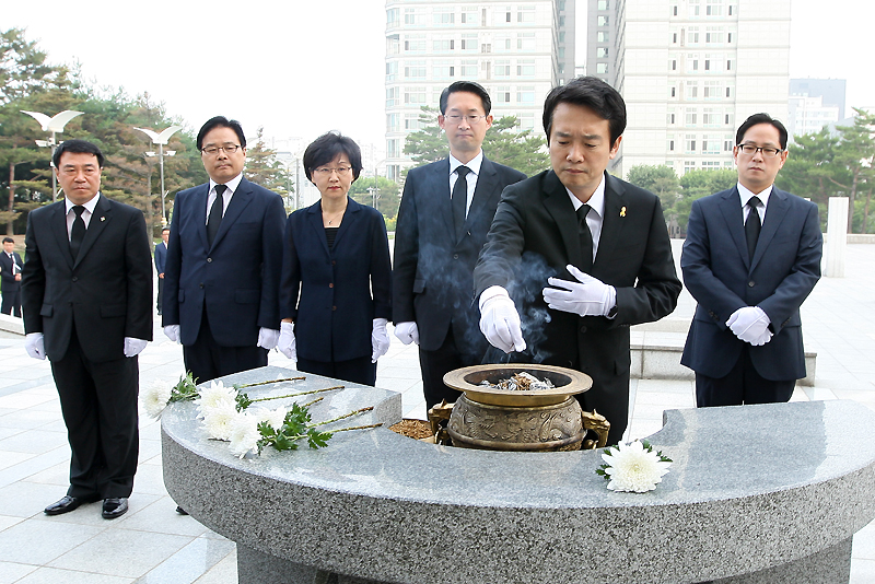 1일 공식 취임한 제34대 남경필 경기도지사가 수원 현충탑에서 참배하고 있다.