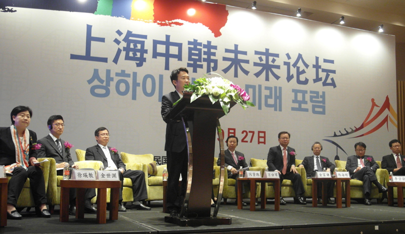 남경필 경기도지사가 상하이 한·중 미래포럼 참석, 상하이외국어대학교 유치 활동 등을 위한 1박2일의 중국 방문을 마치고 27일 귀국했다.