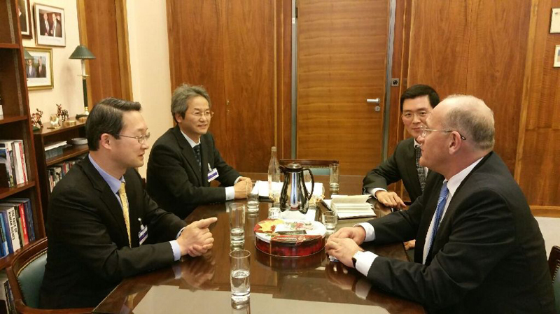 김희겸 부지사가 유엔 제네바 사무국 다비드 칙바이제 비서실장과 회담하고 있다.