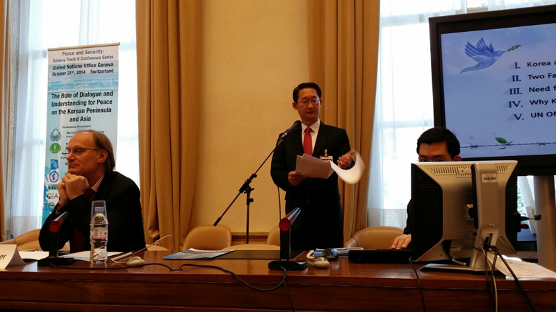 경기도는 31일 스위스 제네바 ‘2014 UN과 한반도 평화 국제회의’에서 유엔 제5사무국의 경기도 유치 당위성을 공식 천명했다. 사진은 김희겸 행정2부지사가 발표하는 모습.