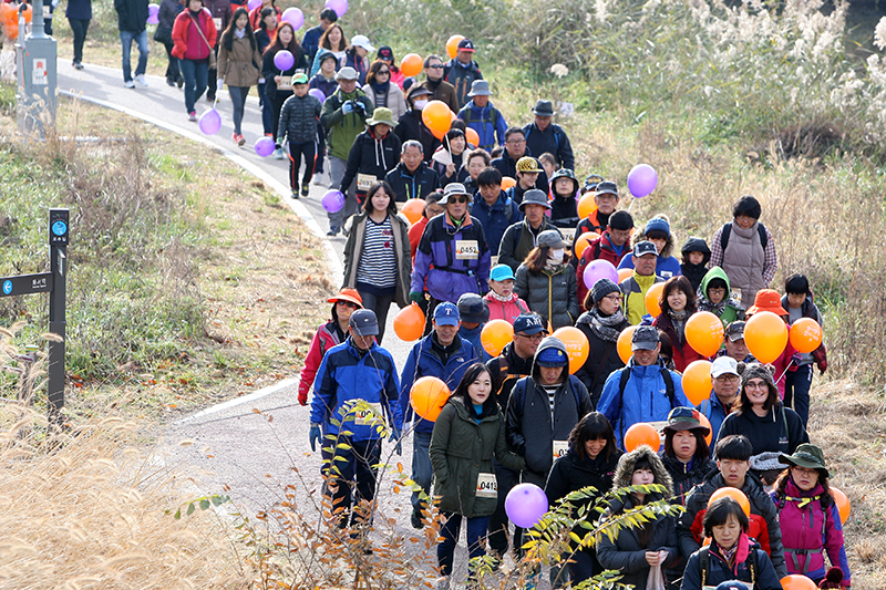 15일 오전 수원 서호공원에 모인 ‘경기도 600년 기념 경기옛길 걷기대회’ 참가자 1천여 명이 이목동 해우재~의왕시청 코스로 출발하고 있다.