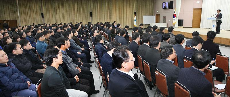 남 지사는 “국민이 행복해지려면 살림살이부터 잘해야 한다. 예산을 아껴 남는 것은 우리 사회의 지속적인 발전 가능한 일자리, 복지 등을 탄탄하게 만드는 데 써야 한다”며 “2015년은 ‘재정 체력 회복의 해’로 내년도 올해처럼 도 경제가 좋다면 빚 없이 공격적인 민생 살리기, 일자리와 튼튼한 복지 만들기 등을 적극 추진하겠다”고 밝혔다.