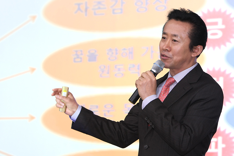 홍원식 ㈜피스코리아 상임대표가 ‘행복한 성공은 통합(통일)이 열쇠다’란 주제로 도정 혁신 특강을 했다.