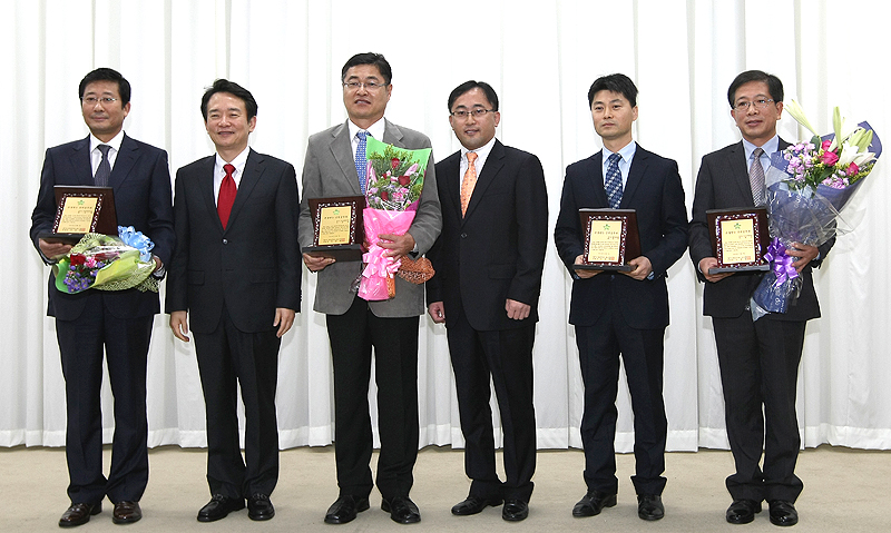 고상범 경기도공무원노조위원장이 서상교 축산산림국장, 허남석 법무담당관, 민천식 도시주택과장, 류호열 기획예산담당관 등에게 2014년 존경하는 간부 공무원 시상을 한 후 남 지사와 함께 기념촬영을 하고 있다.