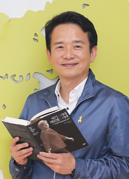 남경필 지사는 지난 7월 민선 6기로 출범한 이후 소통과 화합하는 ‘넥스트(Next) 경기’를 만들기 위해 노력하고 있다. 이런 모습이 도민들에게 좋은 반응을 보여 5개월 만에 경기도 페이스북 팬이 7천여 명이 늘었다. 