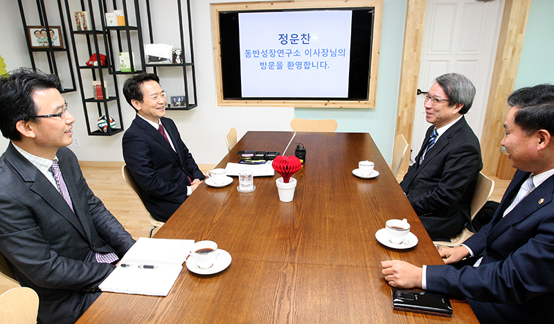 남경필 지사와 정운찬 이사장, 김준현 도의원 등이 경기도의 동반성장 현안에 대해 환담을 나누고 있다.