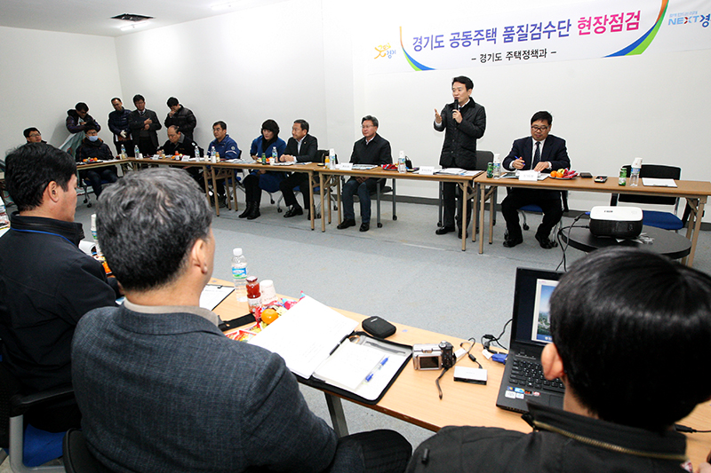 공동주택의 필로티 부분을 주민공동시설로 증축할 수 있다. 지난 12월 경기도 공동주택 품질검수단의 현장 점검 모습.