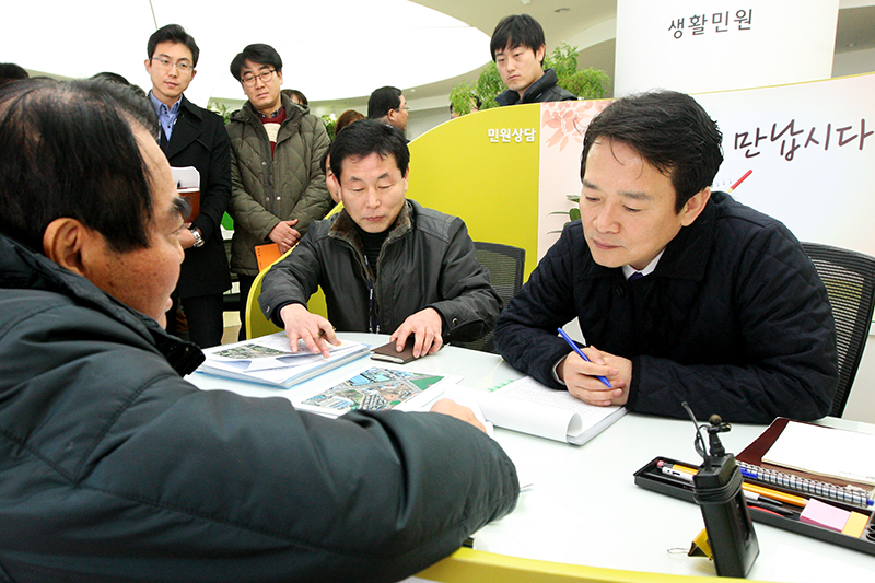 남경필 지사가 민원인이 준비해온 서류들을 살펴보고 있다.