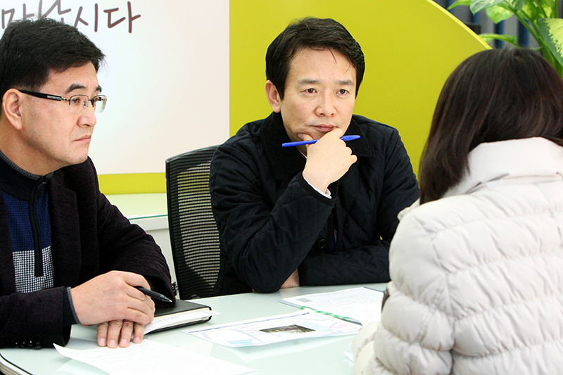 남경필 경기도지사는 26일 오전 10시 수원 경기도청 언제나민원실에서 ‘굿모닝 경기도, 도지사 좀 만납시다’ 코너를 열고 ‘화성 동탄2지구 광역교통(노면전철) 개선대책’ 등 총 8건의 민원을 상담했다.