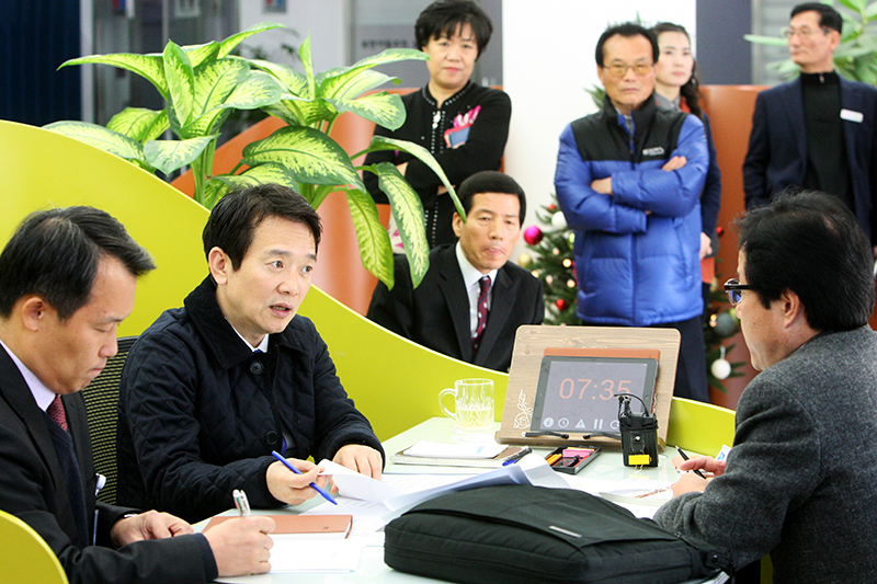 남경필 지사가 민원인과 ‘경기으뜸이’ 제도 부활 요청에 대해 이야기를 하고 있다.