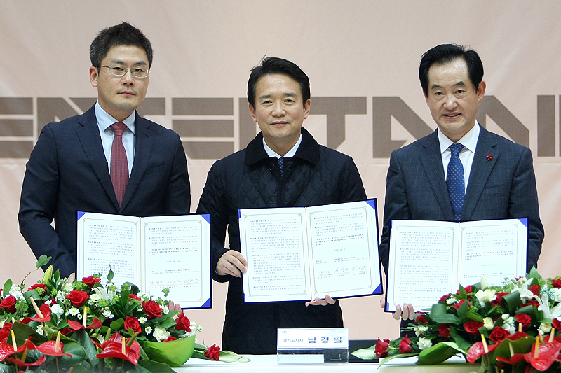 남경필 경기도지사와 양민석 YG엔터테인먼트 대표이사, 안병용 의정부시장이 16일 의정부시청에서 열린 ‘YG 글로벌 K-POP 클러스터 조성 협약식’에서 협약서에 서명한 후 기념촬영을 하고 있다.