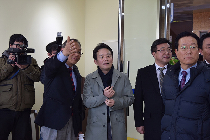 남 지사가 굿윌스토어에서 구입한 옷을 입고 밀알구리점 내부를 둘러보고 있다.