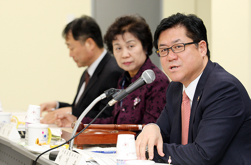 경기도는 5일 안산 소재 경기도외국인지원센터에서 이기우 경기도 사회통합부지사를 비롯해 관련기관, 전문가 등이 참여한 가운데 ‘경기도 외국인주민 지원시책 위원회’를 진행했다.