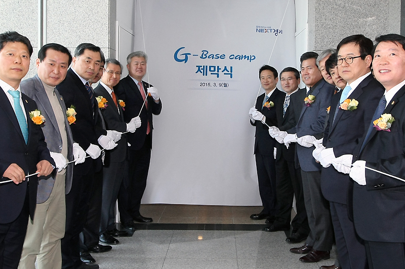 9일 수원 광교 테크노밸리 차세대융합기술원 10층에서 열린 ‘G-베이스캠프’에서 남경필 경기도지사, 이동화 도의회 경제과학기술위원회 위원장, 서승원 경기지방중소기업청장, 윤종일 중기센터 대표이사 등 내빈들이 제막식 후 기념촬영을 하고 있다.