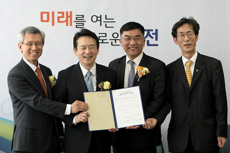 남경필 지사가 김기언 경기대 총장(왼쪽), 서승원 경기지방중소기업청장(오른쪽 두 번째), 김병량 단국대 부총장(오른쪽)과 G-베이스 캠프 활성화 유관기관 협약 후 기념촬영을 하고 있다.