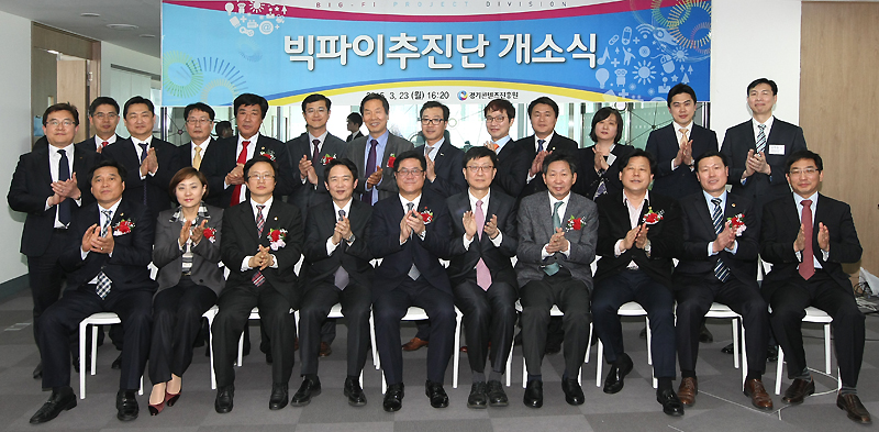 행사 후 참석자들이 기념촬영을 하고 있다.