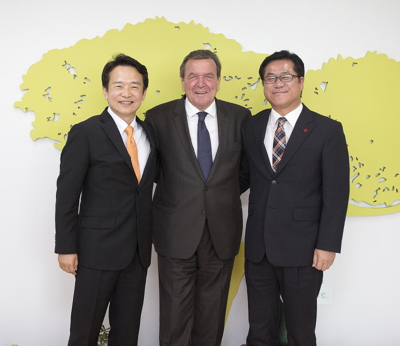 도지사 집무실에서 남경필 경기도지사와 슈뢰더 前 독일 총리, 이기우 사회통합부지사가 경기도의 연정을 상징하는 연리지 나무 앞에서 기념촬영을 하고 있다.