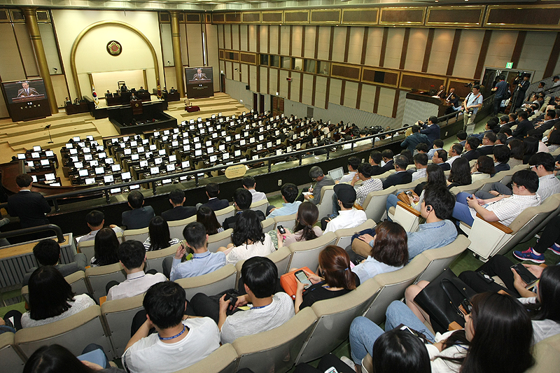 남경필 지사를 비롯해 이재정 경기도교육감, 경기도의원, 오피니언 리더 및 공무원 등 300여 명이 참석해 슈뢰더 전 총리의 연설을 경청했다.
