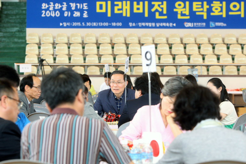 경기도는 30일 오후 수원 경기도인재개발원 체육관에서 ‘제2차 경기비전 2040 미래비전 원탁회의’를 진행했다.
