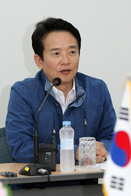 남경필 지사는 “이번 추가 투자는 국내 반도체 산업이 더욱 발전할 수 있는 기회가 될 것이며, 발카공업 역시 경기도, 평택시와 함께 세계 일류 기업으로 발전하기를 기대한다”고 전했다.