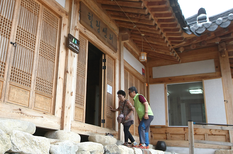 힐링센터에서는 혈압, 심박수, 스트레스 지수 등의 기초 건강체크를 할 수 있으며 이용자들에게 숲에 대한 다양한 정보와 교육, 상담을 함께 제공한다.