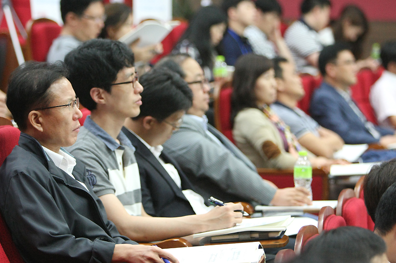 ‘경기비전 2040 공청회’ 참석자들이 경기비전 2040 여건과 전망에 대해 듣고 있다.