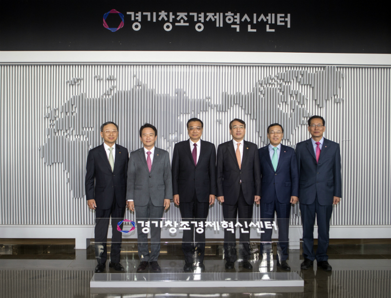 2일 오전 성남시 판교에 위치한 경기창조경제혁신센터에서 남경필 경기도지사(왼쪽에서 두 번째)와  리커창(李克强) 중국 총리(왼쪽에서 세 번째) 등 참석인사들이 기념사진을 찍고 있다. 