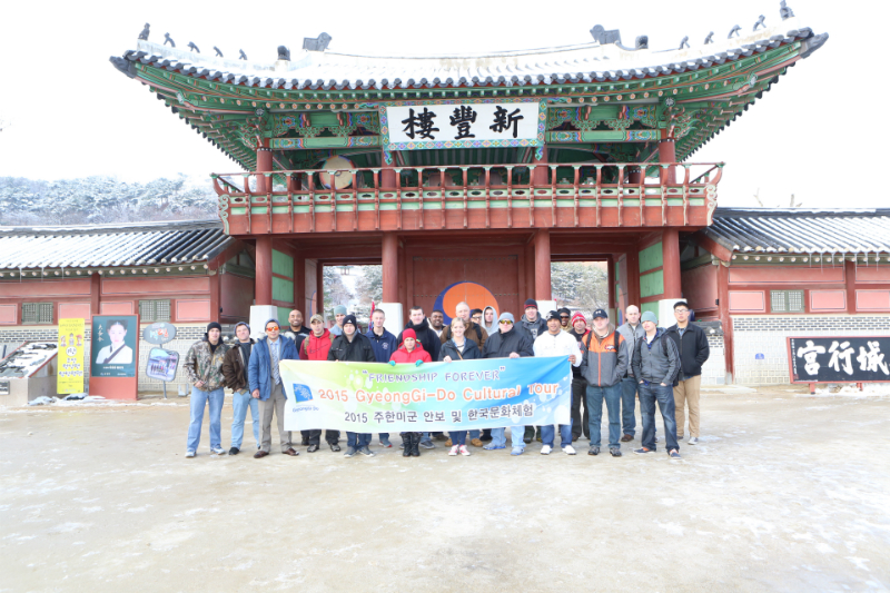 4일 수원 화성행궁에서 진행된 ‘2015 주한미군 안보·한국문화 체험 프로그램’에서 미군들이 기념사진을 찍고 있다.