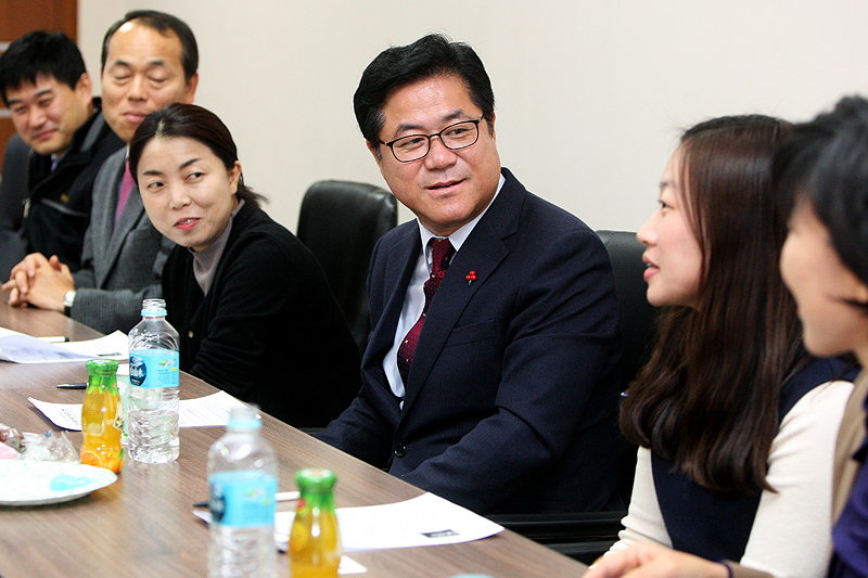 이기우 부지사가 현판 제막식에 이어 엠엠피 직원들과 함께 간단한 간담회를 갖고있다. 
