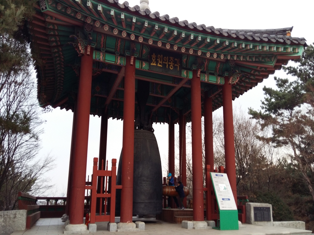 서장대 옆에 위치한 ‘효원의 종’