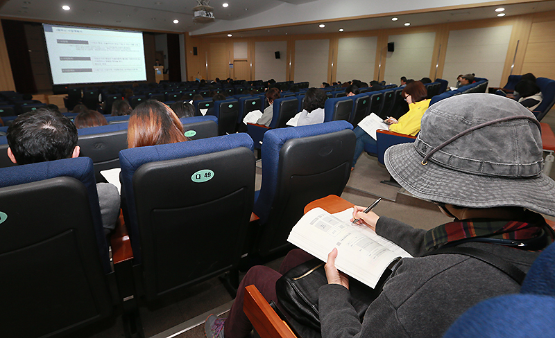 경기도는 4일 오후 2시 수원 소재 도 인재개발원 다산홀에서 마을공동체 작은도서관 지원 사업설명회를 개최했다.