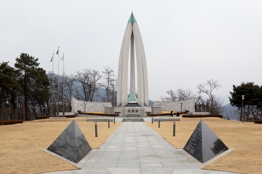 현충탑