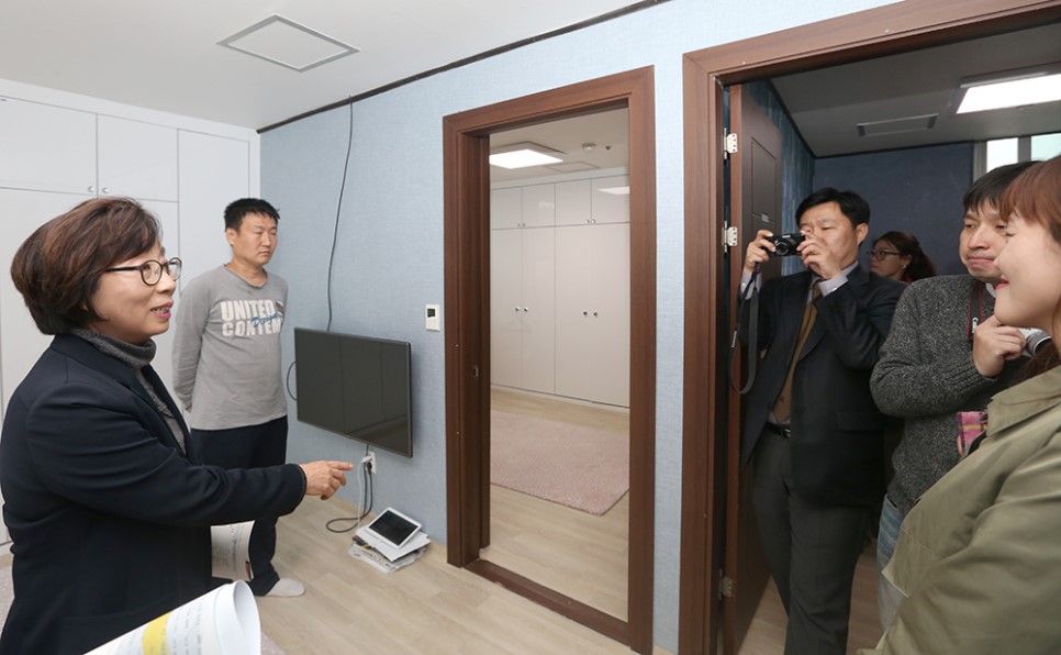 맑은숨터 만들기는 취약계층의 실내환경 개선을 위해 실내 공기질 오염도가 높은 공동이용시설을 환경친화적 공간으로 리모델링하는 사업으로 경기도와 (사)사랑의 집수리, 자발적 참여 기업 17개사가 함께 추진한다.