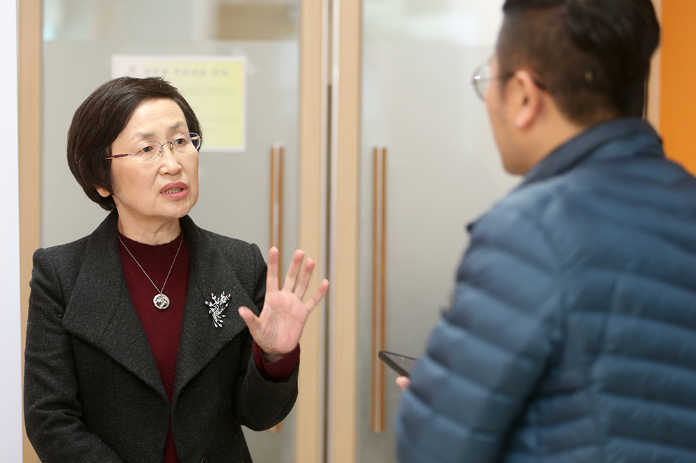 김혜경 수원시 장안구보건소장은 “요즘 대형사고가 많이 발생하고 있어 재난에 대비한 직원 교육훈련이 필요했다”며 “실습을 포함된 훈련을 처음 진행돼 직원들의 역량이 강화되고, 재난대처에 큰 도움이 될 것으로 기대된다”고 말했다.