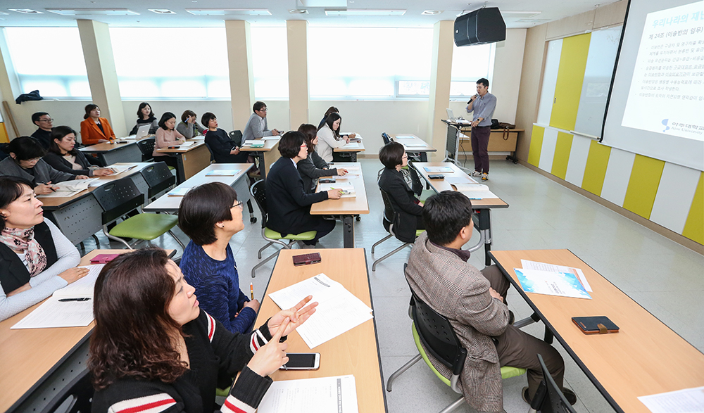 아주대병원 김혁훈(아주대 응급의학과) 교수가 한국의 재난현장 대응체계, 중증도 분류 등에 대해 강의를 하고 있다.