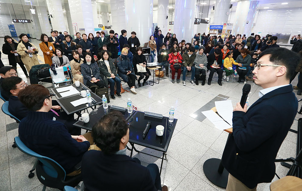 이날 개관식은 ‘난 휴대폰 대신 책 본다!’란 주제로 북 콘서트도 함께 진행됐다.