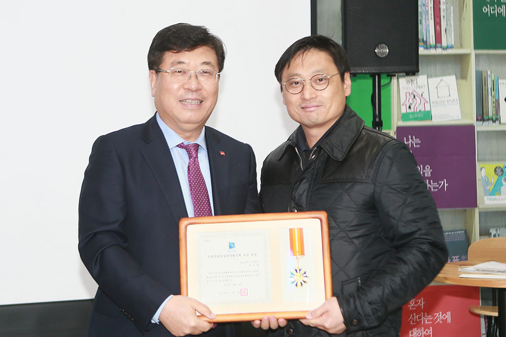 오후석 경기도 문화체육관광국장이 정민철 네오트랜스㈜ 대표이사에게 문화콘텐츠산업 생태계 활성화 유공 표창을 수여하고 있다.