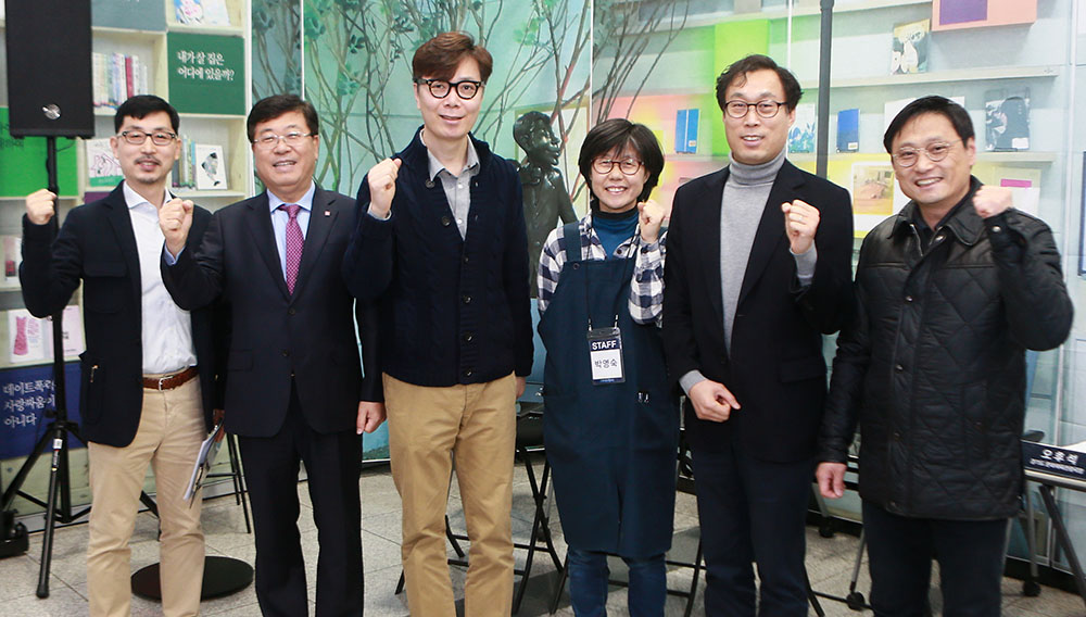 개관식에 참석한 내빈들이 기념촬영을 하고 있다.