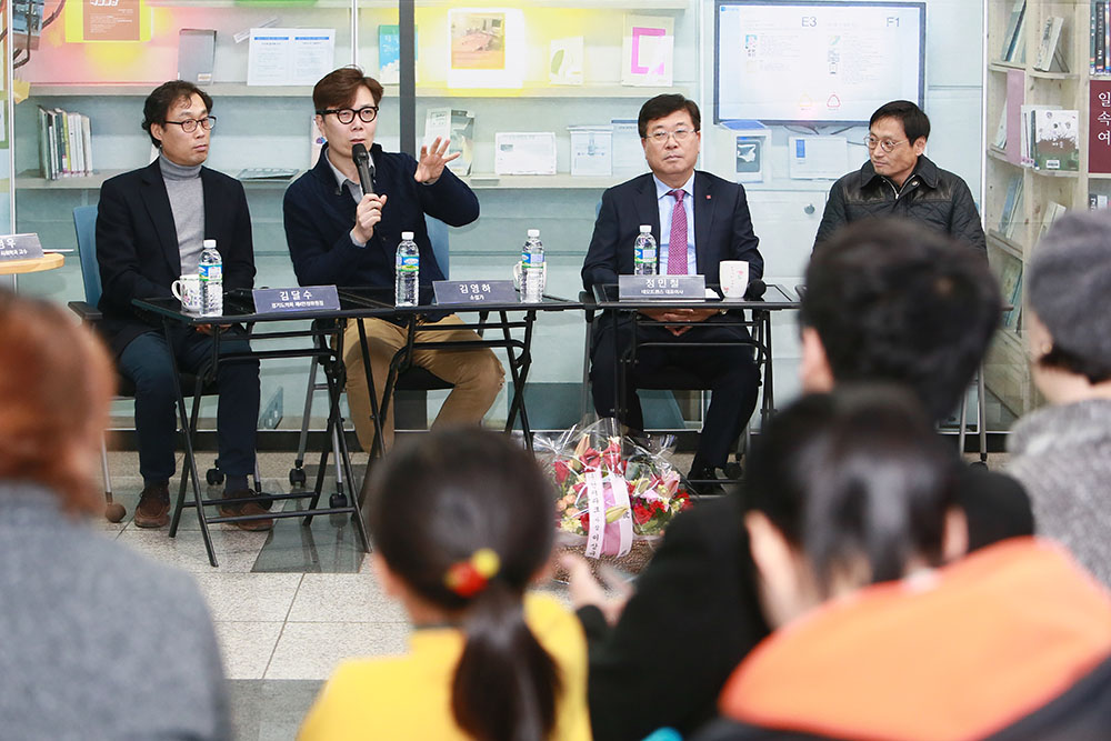 이날 열린 북 콘서트에서 김영하 작가가 도민이 한 질문에 대해 답변하고 있다.