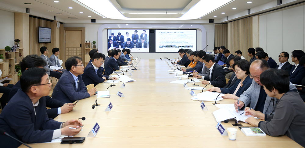 30일 오전 경기도청 상황실에서 실국장회의가 진행되고 있다.