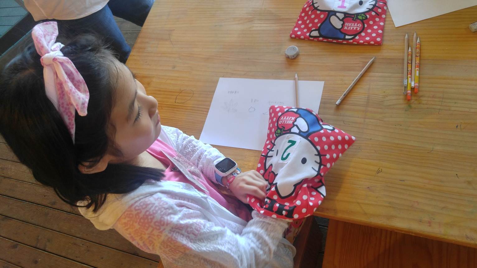 수업에 참여한 아이들이 각자 자연에서 담아온 주머니들을 서로 맞바꾸었다. 그리고 주머니 안을 눈으로 보지 않고 손의 촉각을 통해 물체의 색깔, 크기, 종류 등을 예측해 그림과 글로 표현하는 활동을 했다.