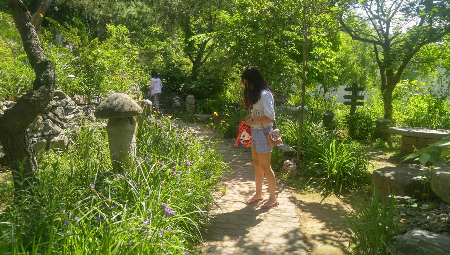 생태 교육은 미술관과 도서관 주변을 둘러보고 자연에서 얻을 수 있는 세 가지를 주머니에 담아오는 활동으로 시작됐다.