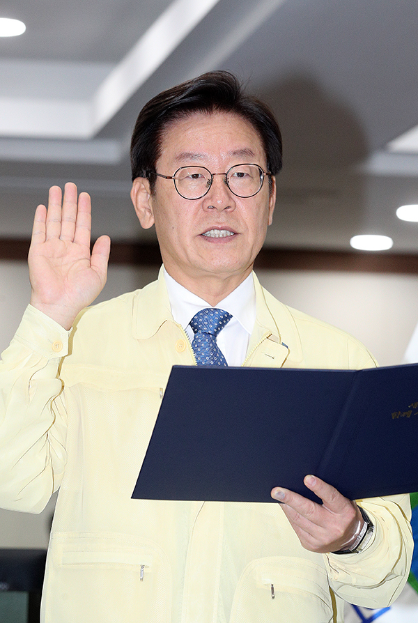 1일 공식 취임한 이재명 제35대 경기도지사가 수원 경기도청 재난상황실에서 취임선서를 하고 있다.