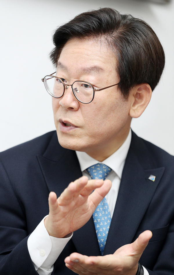 경기도는 이재명 경기도지사가 2일 취임 후 첫 지시로 법무담당관실에 ‘2016년도 성남시 예산안 중 무상공공산후조리원 설치·운영사업, 무상교복 지원사업, 청년배당 지급사업에 관한 경기도의 대법원 제소 취하’를 지시했다고 밝혔다.