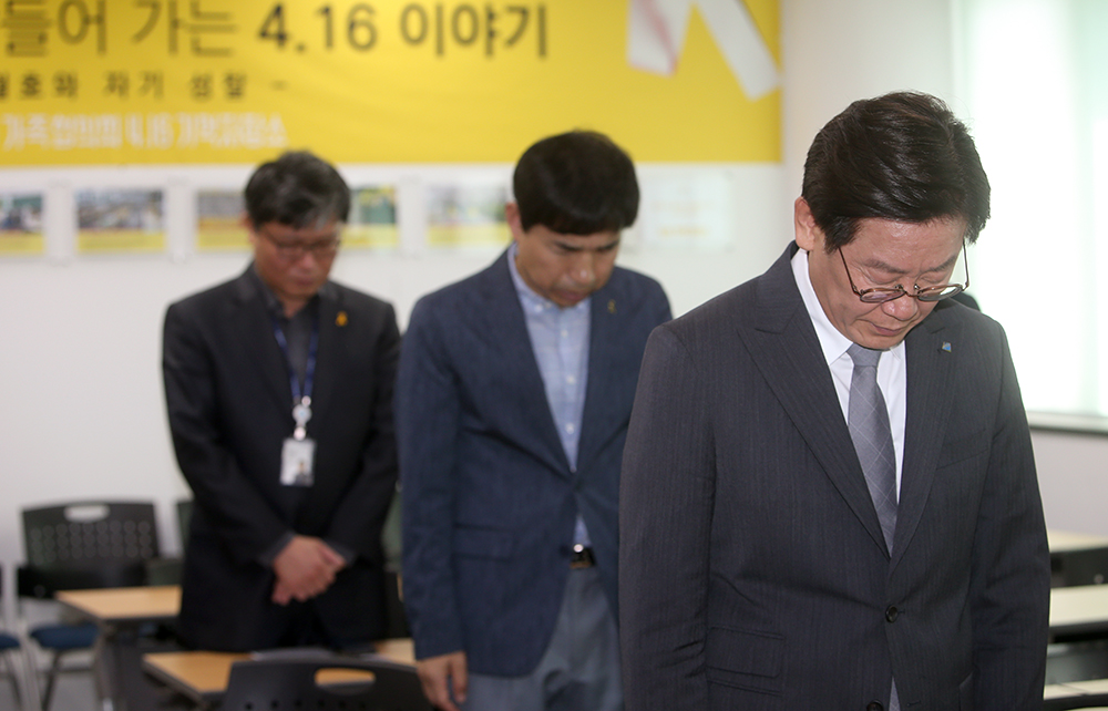 4일 오후 안산시 단원구에 위치한 단원고4·16기억교실을 방문한 이재명 경기도지사가 희생자들을 위해 묵념하고 있다.