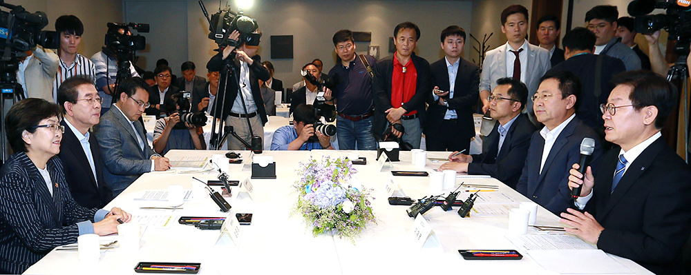 이날 간담회에서 환경부와 3개 시·도는 미세먼지 해결을 최우선 정책과제로 설정하고 협력을 강화하기로 했다.