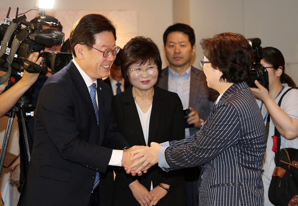 이재명 지사가 김은경 환경부 장관과 인사를 나누고 있다.