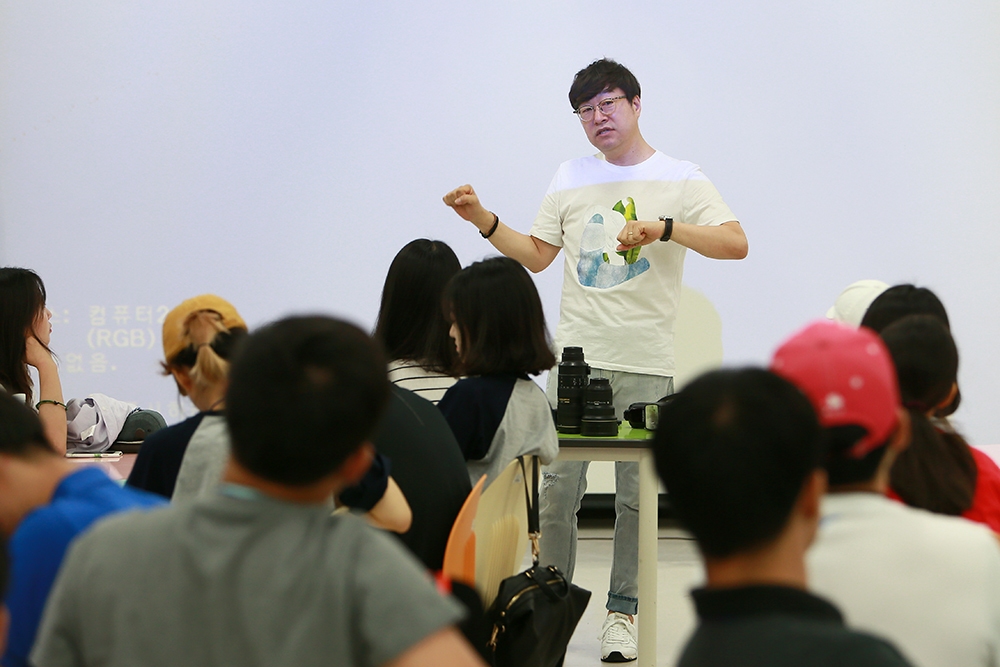 둘째 날 첫 일정으로 손홍주 씨네21 포토그래퍼의 사진 강의가 진행됐다. 배우 손현주의 형이자 베테랑 사진작가로 활동 중인 손 포토그래퍼는 이날 강의를 위해 여러 대의 디지털카메라들을 가져와 사용법을 가르쳐주고 학생기자단이 찍은 사진들을 예시로 사진 찍는 법을 강의했다.